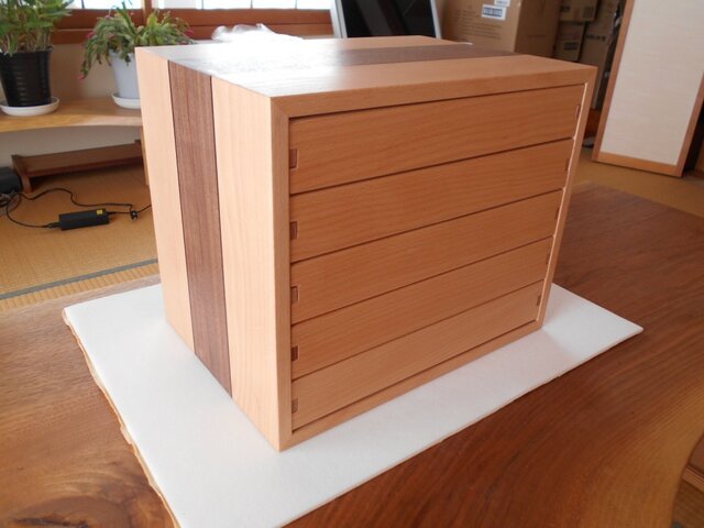 無垢材で作った5段の引き出し | iichi 日々の暮らしを心地よくする