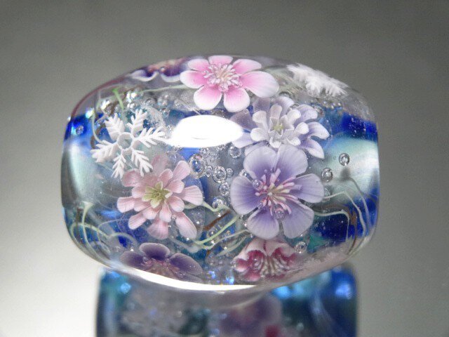 雪割草と雪の結晶のとんぼ玉（ガラス玉） | iichi 日々の暮らしを