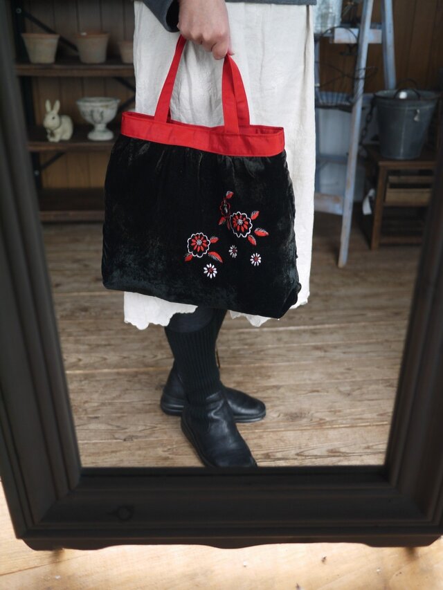 リメイクショールの刺繍入りバックの画像1枚目