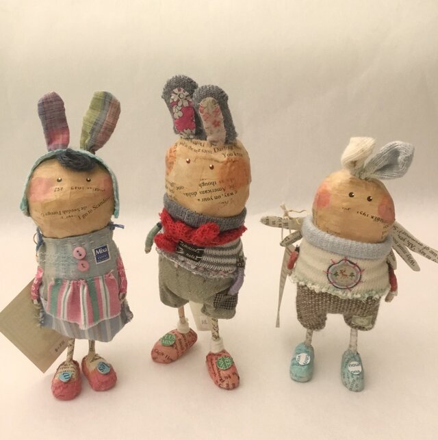うさぎ3兄妹(赤いマフラー)の画像1枚目