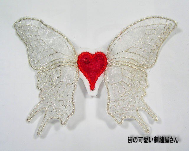 ★アップリケ★刺繍ワッペン★ハートに蝶の羽★アイロン接着可★の画像1枚目