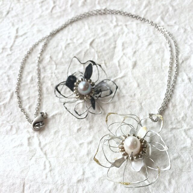 【monokli】"black & white" Anemone flower necklaceの画像1枚目