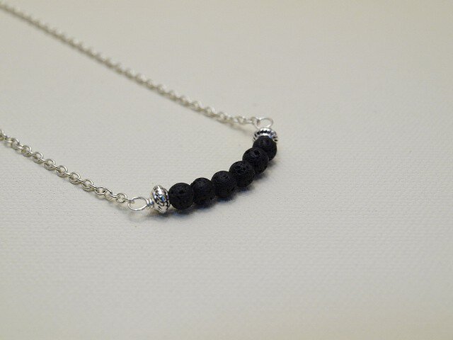 ❧6粒のネックレス❧ シンプルカラーが大人で素敵なネックレスです ブラック の画像1枚目