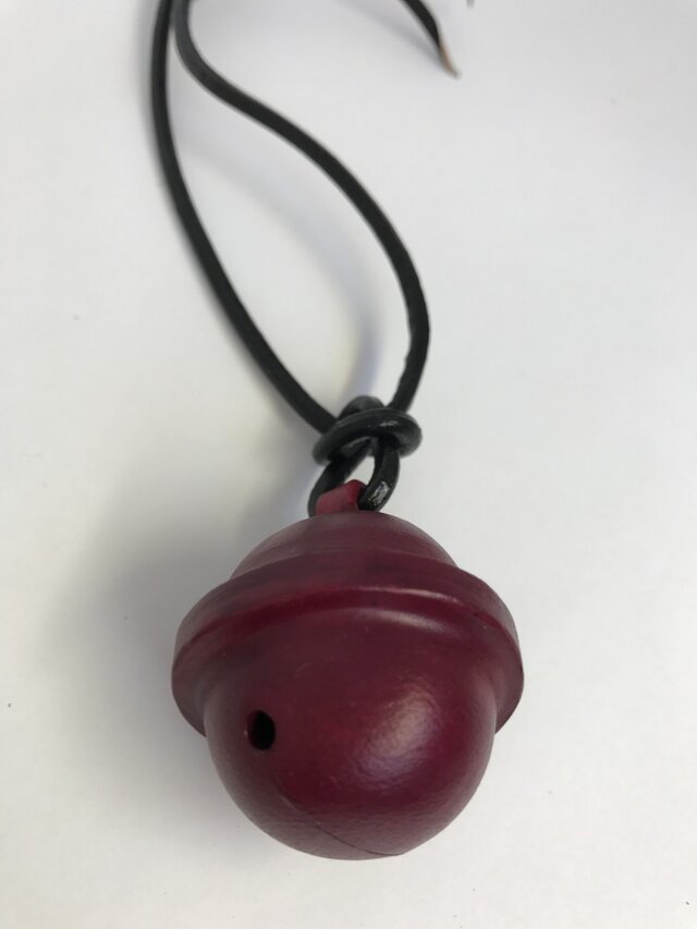 えんじ色の鈴の画像1枚目