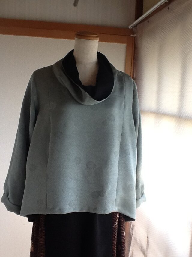 素敵なグリーンのブラウス