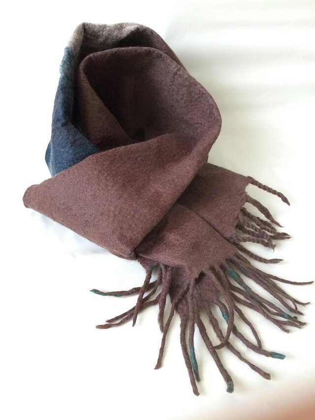 羊毛フェルトのマフラー