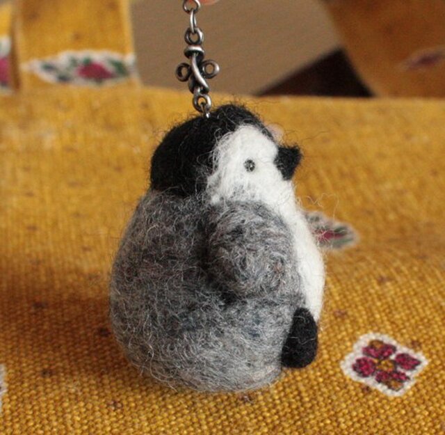 羊毛フェルト ストラップ（仔ペンギン） | iichi 日々の暮らしを
