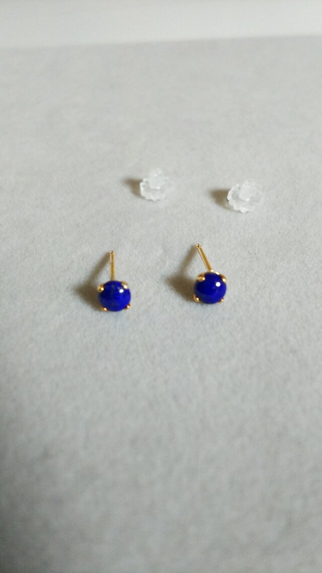 再販:ラピスラズリカボションピアス(4ミリ)の画像1枚目