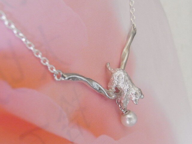 猫のネックレス Catch the pearlの画像1枚目