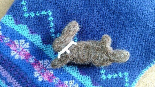 羊毛シルエットブローチ*跳ねうさぎ*ブラウンの画像1枚目