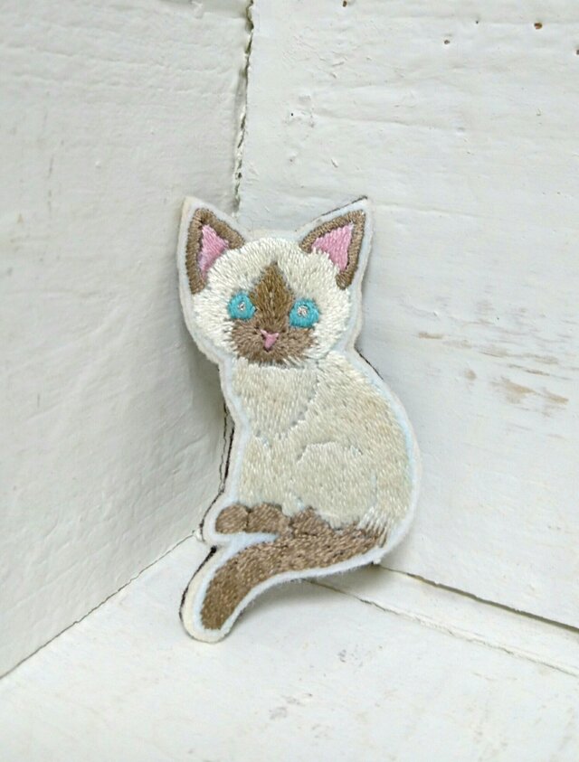茶×アイボリーの猫ちゃん*ブローチの画像1枚目