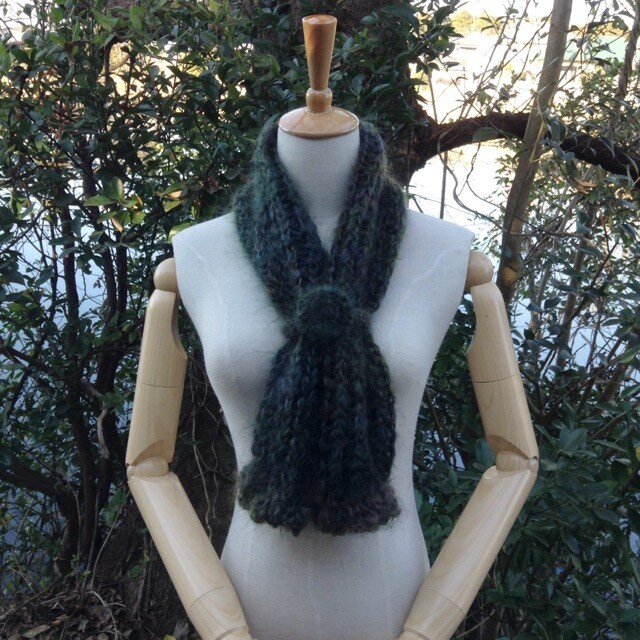 ダークグリーンのフワンフワンなモヘアのプチマフラー