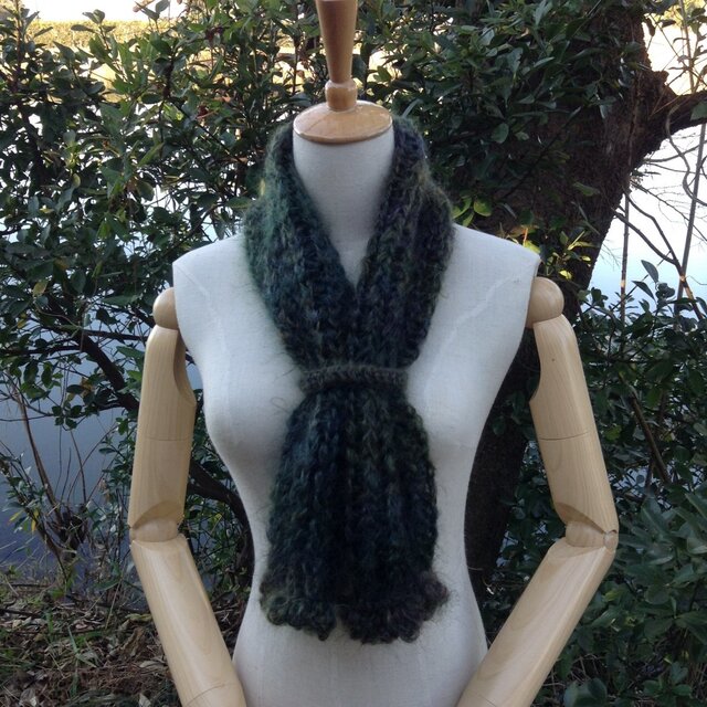 ダークグリーンのフワンフワンなモヘアのプチマフラー | iichi 日々の