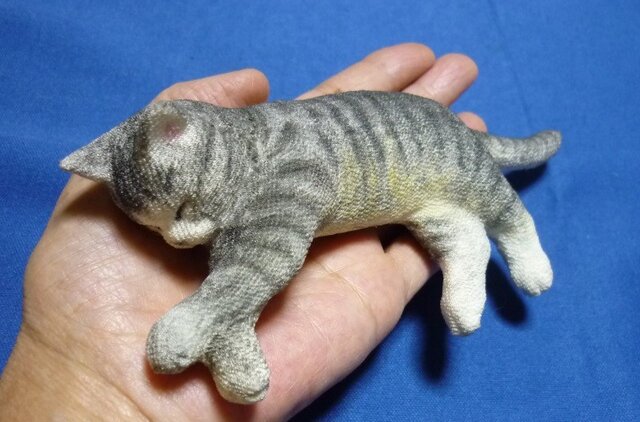 手乗り猫 ぐっすりお昼寝サバトラ猫さん | iichi 日々の暮らしを