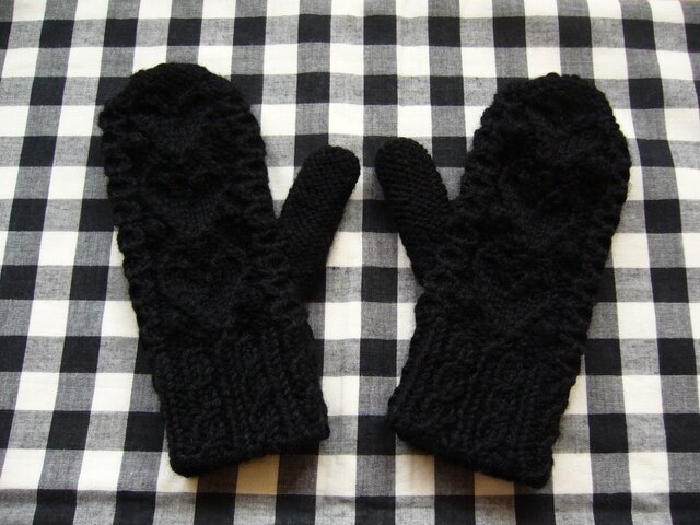 【N様オーダー品】◆◇◆ハートのアラン模様のミトン(黒)◆◇◆の画像1枚目