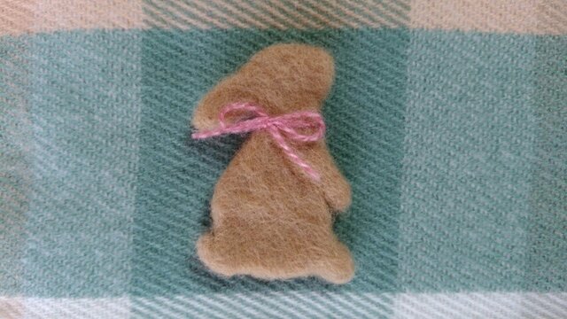 羊毛シルエットブローチ*たっちうさぎ*ベージュの画像1枚目