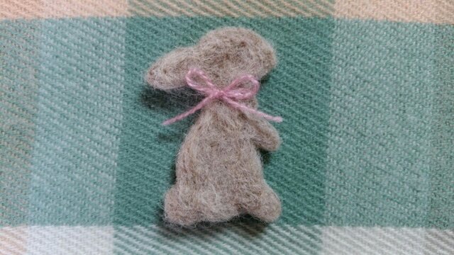 羊毛シルエットブローチ*たっちうさぎ*淡ブラウンの画像1枚目