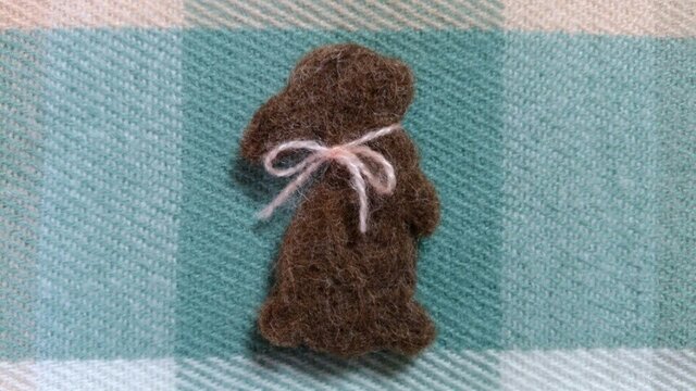 羊毛シルエットブローチ*たっちうさぎ*ブラウンの画像1枚目