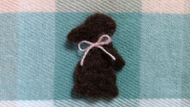 羊毛シルエットブローチ*たっちうさぎ*ダークブラウンの画像1枚目