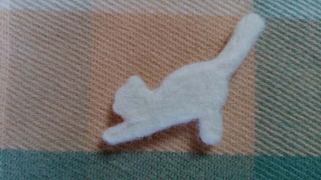 羊毛シルエットブローチ*伸び猫*白の画像1枚目