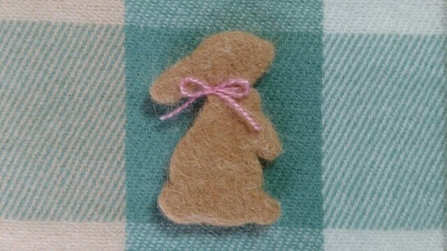 【オーダーメイド】うさぎのシルエットブローチの画像1枚目