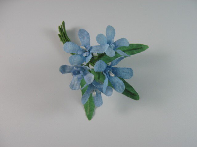 手染めの布花 ブルースターのコサージュ(親子で使えるコサージュ)の画像1枚目