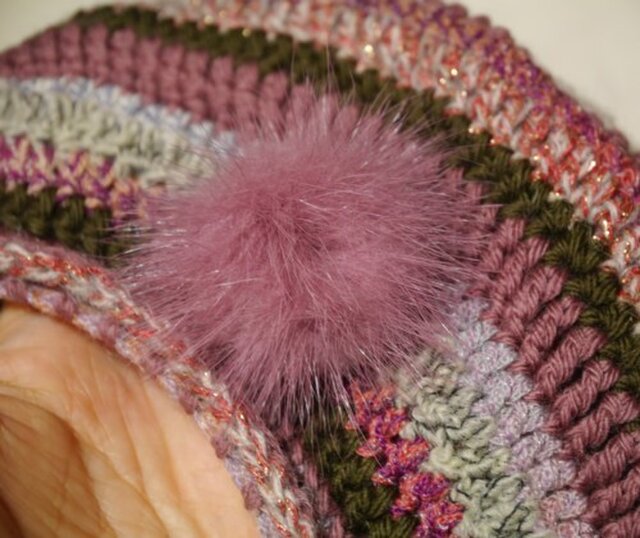 ランダムボーダーの、ミンクファー付きニットベレー帽子（赤紫系