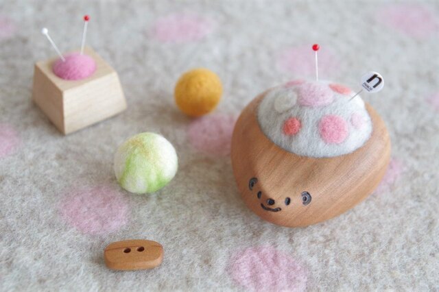 ハリネズミの羊毛ピンクッション【針山】ふわふわ水玉 ピンク | iichi