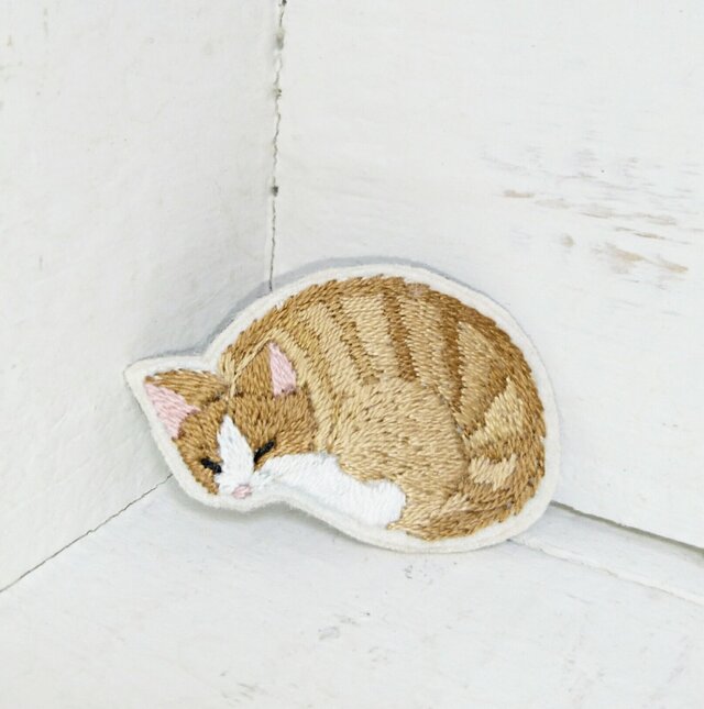 眠るトラ猫ちゃん*刺繍ブローチの画像1枚目