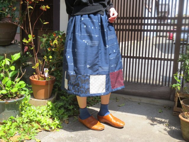 着物リメイク☆藍流水織り紬地に…シックにパッチふんわりスカート♪の画像1枚目