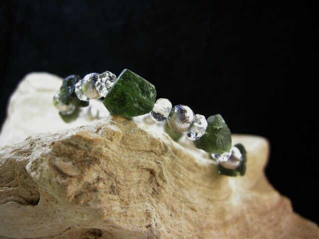 宇宙のパワーを力に。原石 モルダバイト と ギベオン隕石