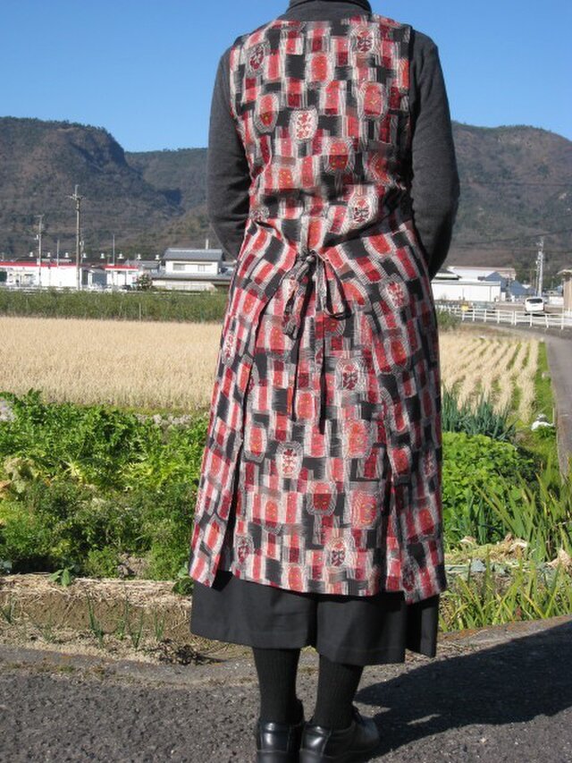 着物リメイク 銘仙のエプロンワンピース赤黒 Iichi ハンドメイド クラフト作品 手仕事品の通販