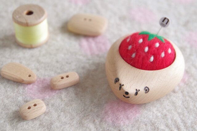 ハリネズミの羊毛ピンクッション 【針山】いちご strawberryの画像1枚目