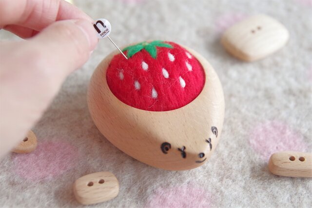 ハリネズミの羊毛ピンクッション 【針山】いちご strawberry | iichi 