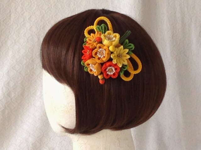 つまみ細工〉藤下がり付き梅と小菊と江戸打ち紐の髪飾り(レモンと山吹