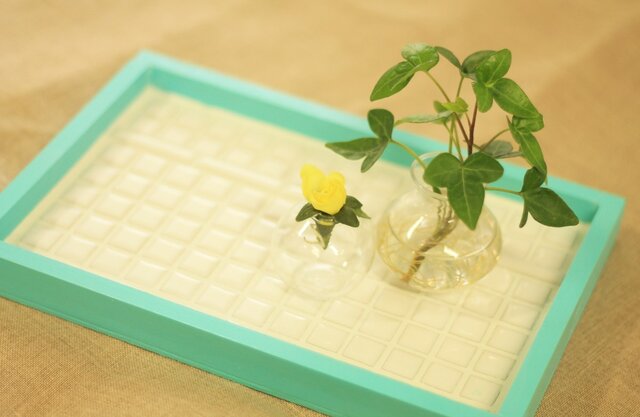 シンプルな春色トレイの画像1枚目