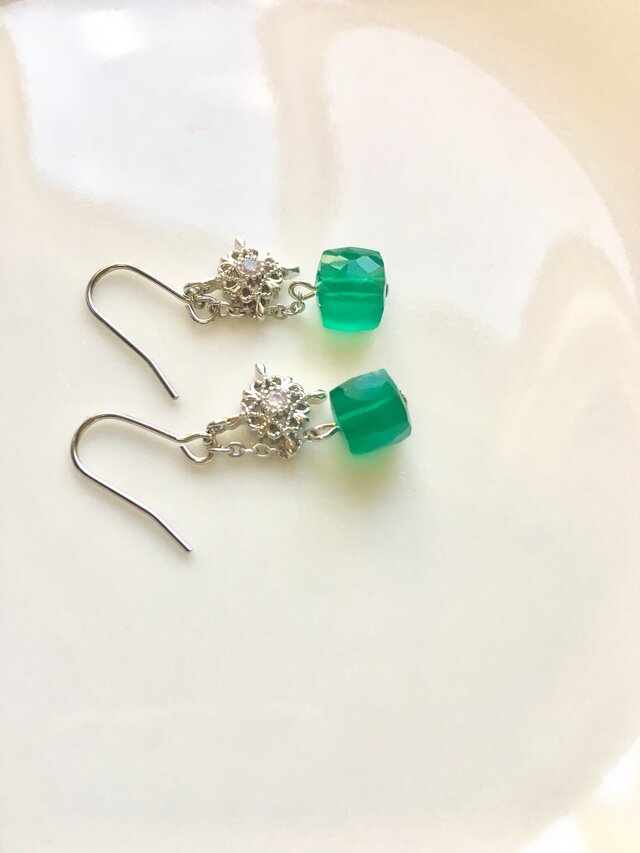 エメラルド色のピアス/イヤリングの画像1枚目