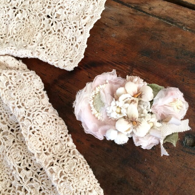 布花コサージュ　淡いピンクのお花畑　