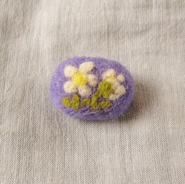 フェルト刺繍のブローチ 白いお花(FAB-001-F)の画像1枚目