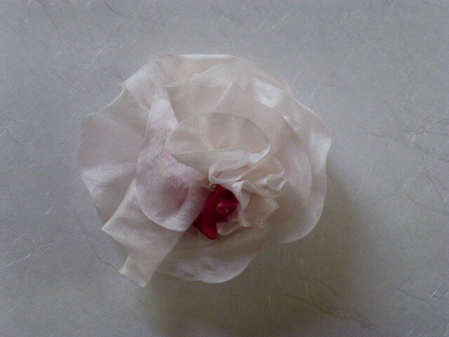 あわーいピンクのお花のブローチの画像1枚目