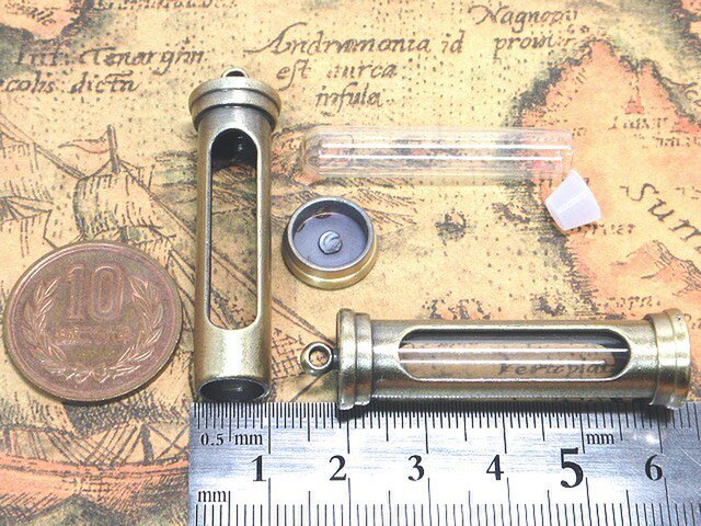 ケース付ガラスチャーム 1個【試験管パーツ スチームパンク レジン素材