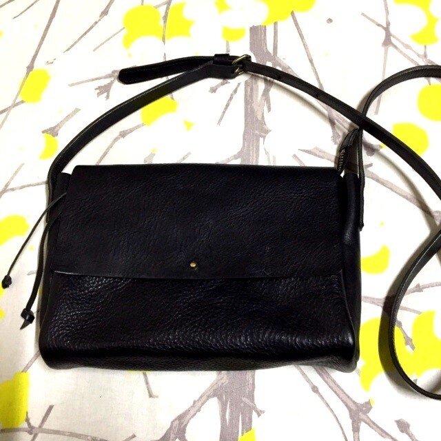 イタリアンレザーのふた付きショルダーバック・ブラック・ギボシ留め