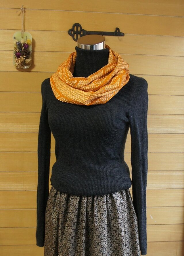 　からし色　絞りのふんわりスヌード