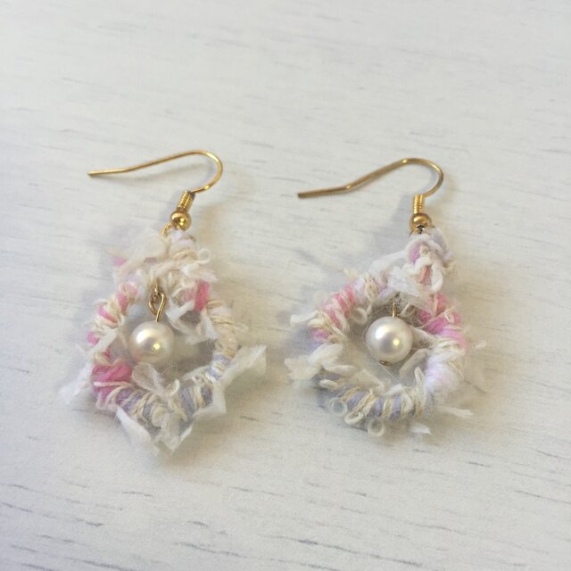 丸いふわふわ毛糸ピアス | iichi 日々の暮らしを心地よくする 