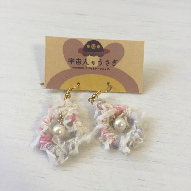 丸いふわふわ毛糸ピアス | iichi 日々の暮らしを心地よくする