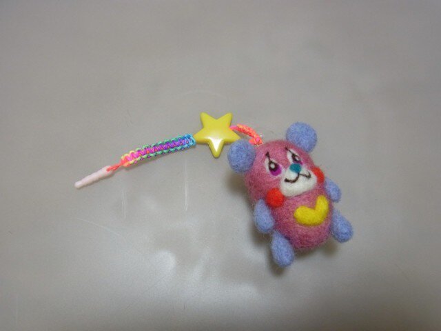 ぐうたらクマのイヤフォンジャック(羊毛フェルト)の画像1枚目