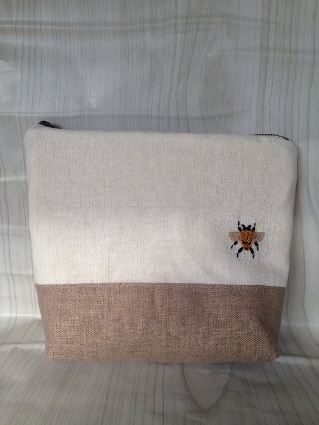 刺繍のポーチ☆Beeの画像1枚目