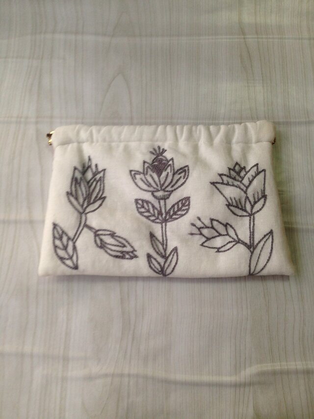 花刺繍のクラッチバックの画像1枚目