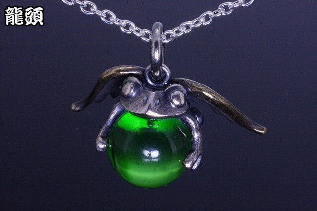ペンダント メンズ : 天使蛙玉ペンダントトップ （Green Glass