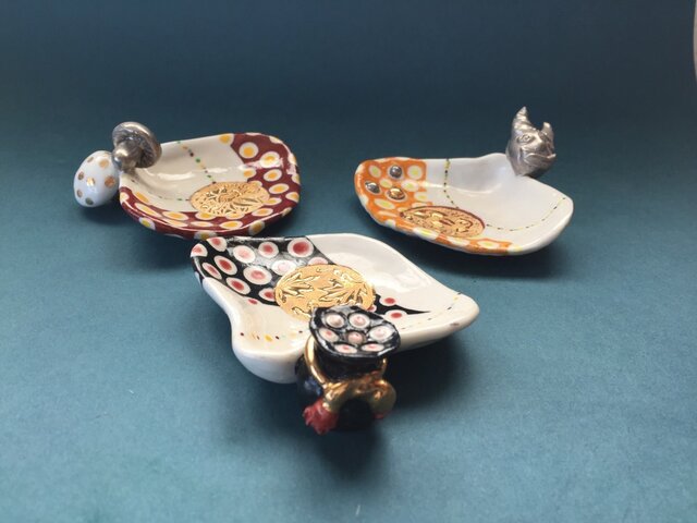 色絵貝形豆皿・(つづみ、鬼、キノコ) | iichi 日々の暮らしを心地よく